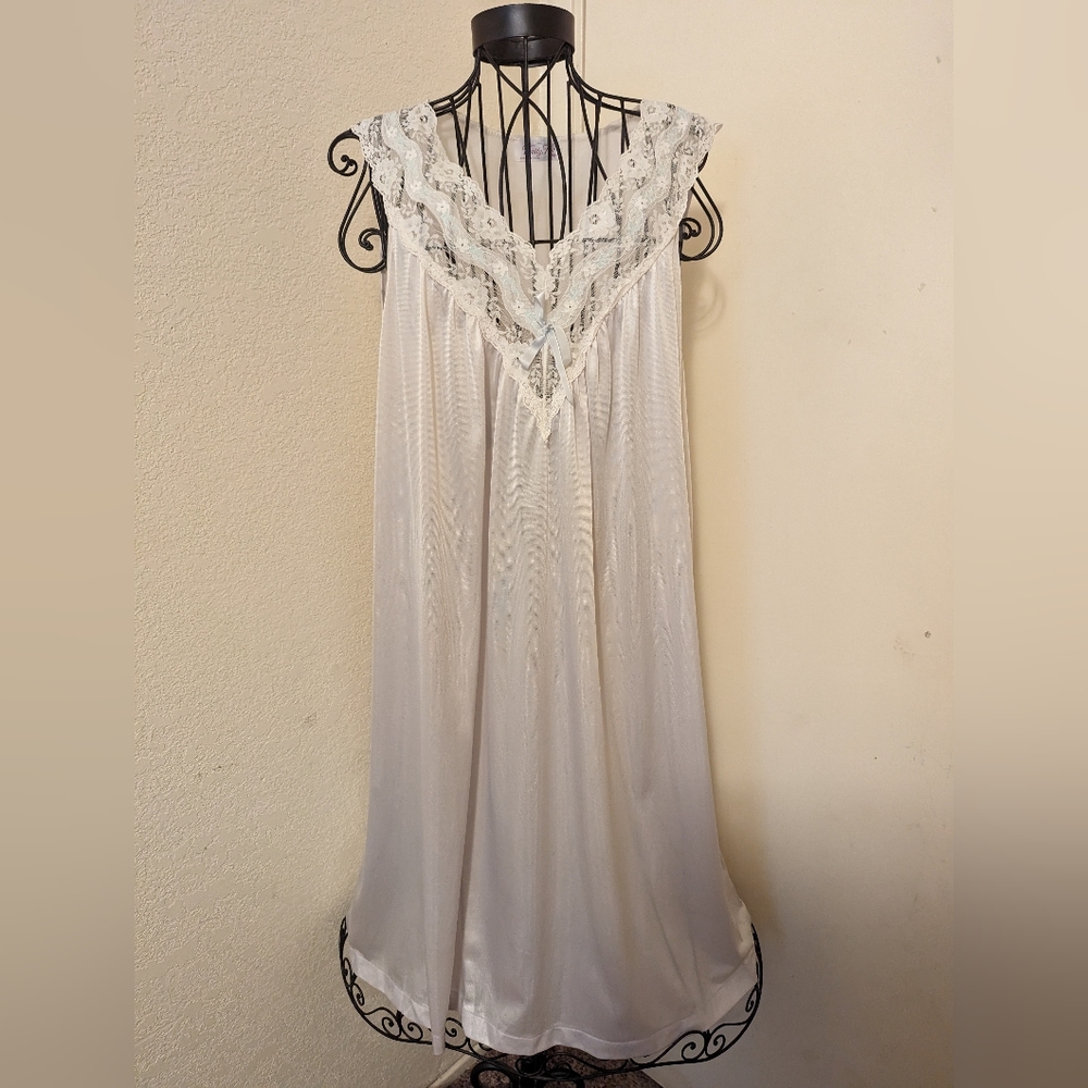 Vintage Nightgown/ Vanity Fair/ M